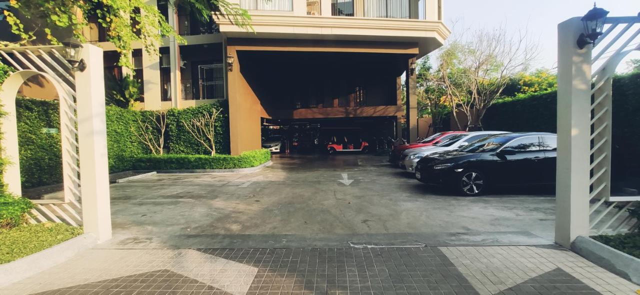 Lahabana Huahin: Location, 3-minute Walk To